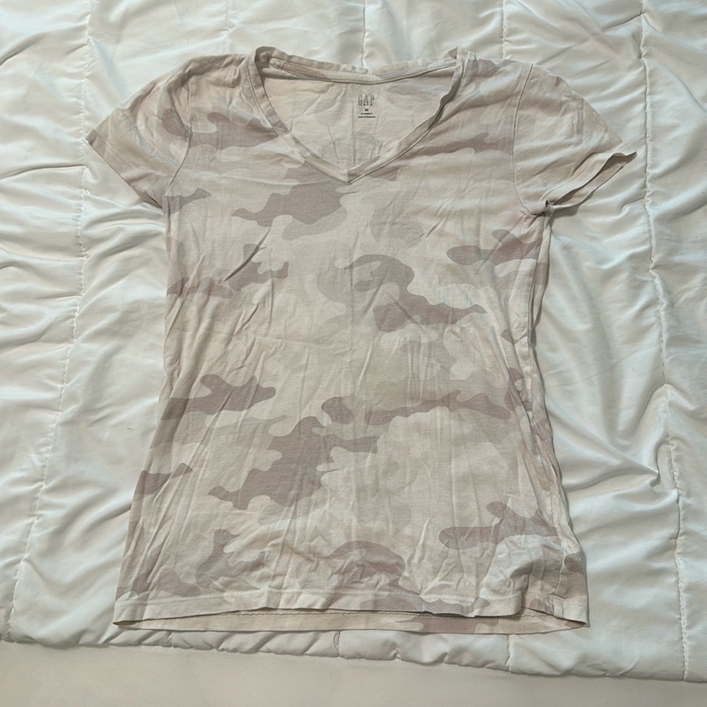 GAP gray camo print, size XS v-neck t-shirt